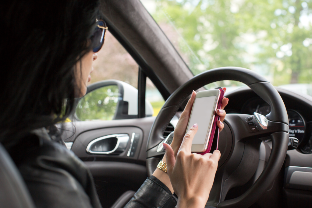 Mujer activando gps