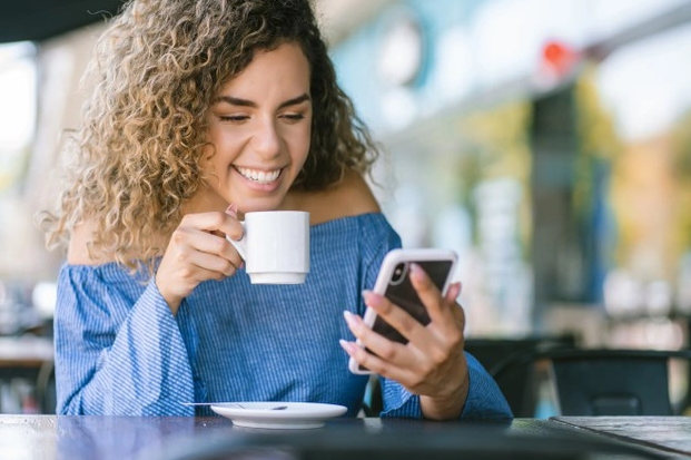 Mujer bebiendo café