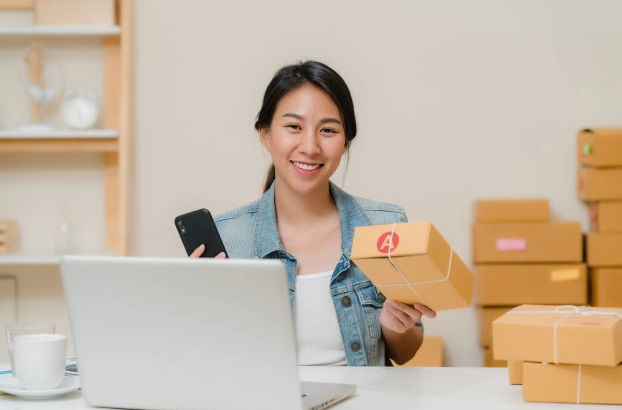 Mujer revisando su tienda virtual